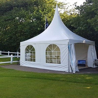 Installation d’une tente pagode sur le Golf de Bruxelles