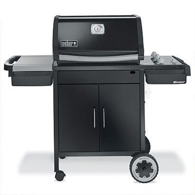 Un barbecue noir sur roues, avec des plateaux latéraux et un espace de cuisson couvert, prêt pour une utilisation en extérieur.